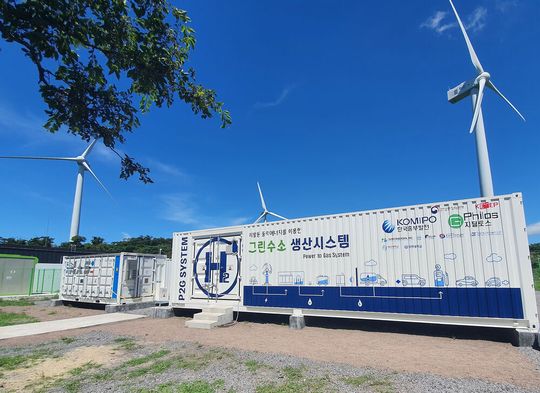 An der Sangmyung Windfarm in Südkorea sind Natrium-Schwefel-Batterien als Zwischenspeicher bereits im Einsatz. An der Sangmyung Windfarm in Südkorea sind Natrium-Schwefel-Batterien als Zwischenspeicher bereits im Einsatz.