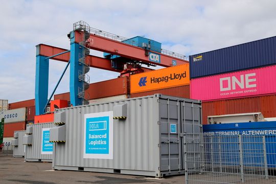 Bisher versorgen 13 Stromtankstellen, untergebracht in Containern, die AGV mit Energie. Im nächsten Jahr sollen fünf weitere hinzukommen. Bisher versorgen 13 Stromtankstellen, untergebracht in Containern, die AGV mit Energie. Im nächsten Jahr sollen fünf weitere hinzukommen.