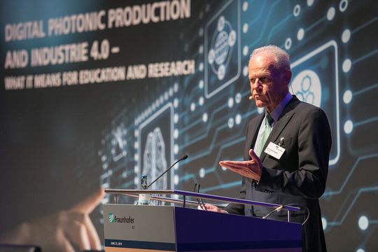 Zum Mut zur Unschärfe rät der Laserexperte Prof. Reinhart Poprawe angesichts kommender technischer Entwicklungen, bei denen auch die Quantentechnologie mit ihren skurrilen Effekten eine Rolle spielen wird. Zum Mut zur Unschärfe rät der Laserexperte Prof. Reinhart Poprawe angesichts kommender technischer Entwicklungen, bei denen auch die Quantentechnologie mit ihren skurrilen Effekten eine Rolle spielen wird.