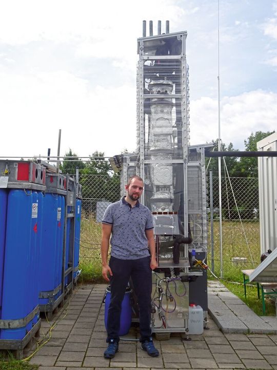 Maschinenmarkt-Redakteur Gary Huck konnte sich an der OTH Regensburg vor Ort von der Funktionalität der P2G-Anlage überzeugen.