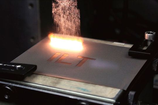 Sehr dünne Kupferfolie kann per Ultrakurzpulslaser oberflächlich so bearbeitet werden, dass die behandelte Fläche für die elektrische Kontaktierung taugt. Das hilft bei der Batterieherstellung in E-mobilen Zeiten. Sehr dünne Kupferfolie kann per Ultrakurzpulslaser oberflächlich so bearbeitet werden, dass die behandelte Fläche für die elektrische Kontaktierung taugt. Das hilft bei der Batterieherstellung in E-mobilen Zeiten.