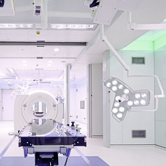 Optimale Lichtverhältnisse sind ausschlaggebend für eine professionelle, unterstützende Arbeitsumgebung genauso wie für das Wohlbefinden von Patienten und Mitarbeitern. Optimale Lichtverhältnisse sind ausschlaggebend für eine professionelle, unterstützende Arbeitsumgebung genauso wie für das Wohlbefinden von Patienten und Mitarbeitern.