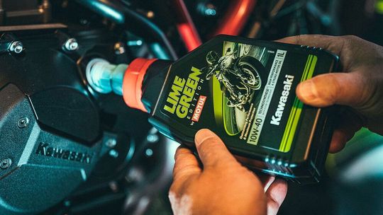 Die Special Edition Lime Green by Motul übertrifft die technischen Anforderungen von Kawasaki. Die Special Edition Lime Green by Motul übertrifft die technischen Anforderungen von Kawasaki.
