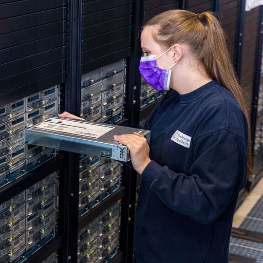Bis zu 40.000 Mitarbeitende nutzen Boehringer Ingelheims IT-Infrastruktur von zu Hause aus. Bis zu 40.000 Mitarbeitende nutzen Boehringer Ingelheims IT-Infrastruktur von zu Hause aus.