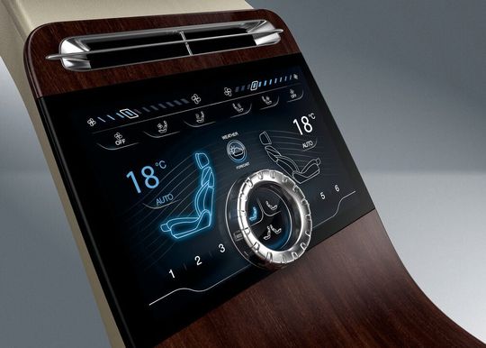 Die Verbindung aus Touchscreen und haptischem Drehring kombiniert die ergonomischen Vorteile herkömmlicher Drehsteller mit der Flexibilität von Displays.