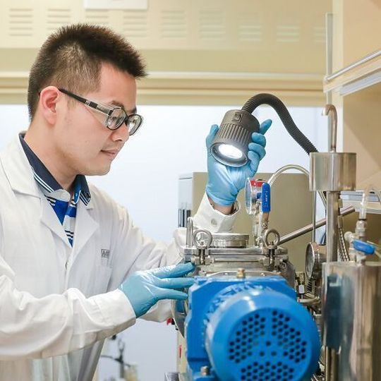 Das neue Kompetenzzentrum von Wacker in Shanghai arbeitet künftig an der Entwicklung neuartiger siliconbasierter Wärmeleitmassen für die rasant wachsende E-Auto-, Unterhaltungs- und Telekommunikationsindustrie. Das neue Kompetenzzentrum von Wacker in Shanghai arbeitet künftig an der Entwicklung neuartiger siliconbasierter Wärmeleitmassen für die rasant wachsende E-Auto-, Unterhaltungs- und Telekommunikationsindustrie.