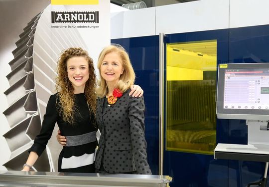 Isabelle Mang neben ihrer Mutter Simone Weinmann-Mang. International bestens ausgebildet sowie ähnlich denkend und fühlend, wird die Jung-Geschäftsführerin bei Arno Arnold die Werte des Unternehmens mit in die Zukunft nehmen.