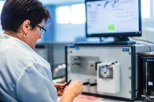 Die Filigranität der Einzelkomponenten sowie die Komplexität der daraus gebildeten Baugruppen macht in weiten Teilen eine manuelle Endfertigung erforderlich. Die Filigranität der Einzelkomponenten sowie die Komplexität der daraus gebildeten Baugruppen macht in weiten Teilen eine manuelle Endfertigung erforderlich.