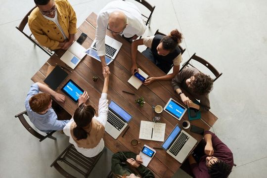 B2C vs B2B? Letztendlich hat man es mit Menschen zu tun: P2P – People 2 People. B2C vs B2B? Letztendlich hat man es mit Menschen zu tun: P2P – People 2 People.
