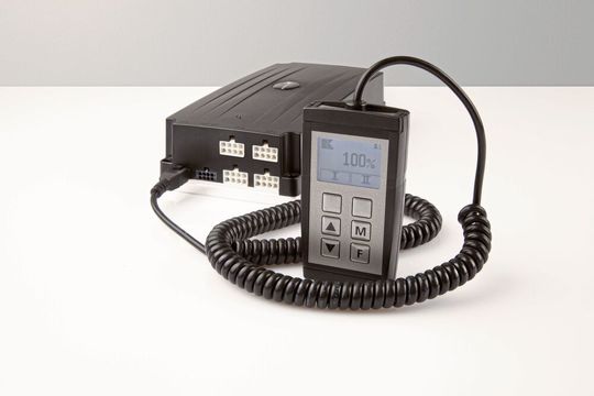 Mithilfe der Multicontrol II in der Premiumvariante können unterschiedliche Arbeits-, Monitor- und Bedienebenen separat, parallel oder synchron in der Höhe verstellt werden. Mithilfe der Multicontrol II in der Premiumvariante können unterschiedliche Arbeits-, Monitor- und Bedienebenen separat, parallel oder synchron in der Höhe verstellt werden.