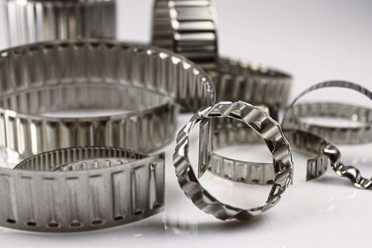 Toleranzhülsen kommen unter andrem in Schwung- oder Zahnrädern in der Antriebstechnik zum
Einsatz. Toleranzhülsen kommen unter andrem in Schwung- oder Zahnrädern in der Antriebstechnik zum
Einsatz.