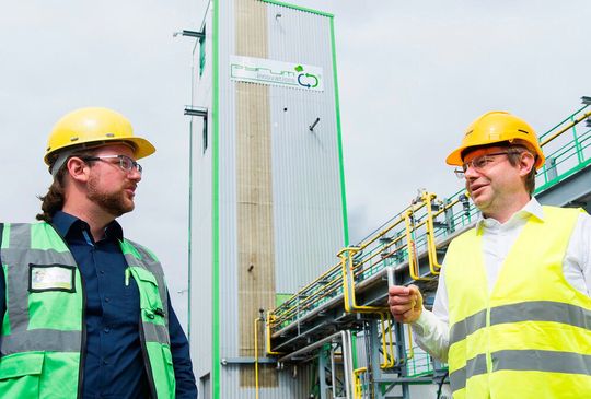 Pascal Klein (links), Gründer und CEO von Pyrum Innovations und Dr. Christian Lach (rechts), Projektleiter Chemcycling bei BASF, vor der Reifenpyrolyseanlage von Pyrum in Dillingen/Saar, Deutschland. Pascal Klein (links), Gründer und CEO von Pyrum Innovations und Dr. Christian Lach (rechts), Projektleiter Chemcycling bei BASF, vor der Reifenpyrolyseanlage von Pyrum in Dillingen/Saar, Deutschland.