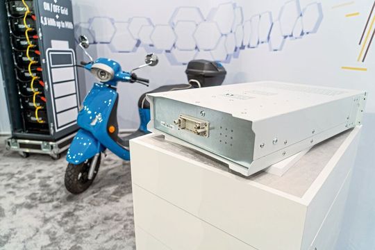 Anlässlich einer Onlinepräsentation zeigte die Harting-Technologiegruppe dieses Energiespeicherrack eines Energiespeicherschrankes zum Laden von Elektrorollerbatterien. Anlässlich einer Onlinepräsentation zeigte die Harting-Technologiegruppe dieses Energiespeicherrack eines Energiespeicherschrankes zum Laden von Elektrorollerbatterien.