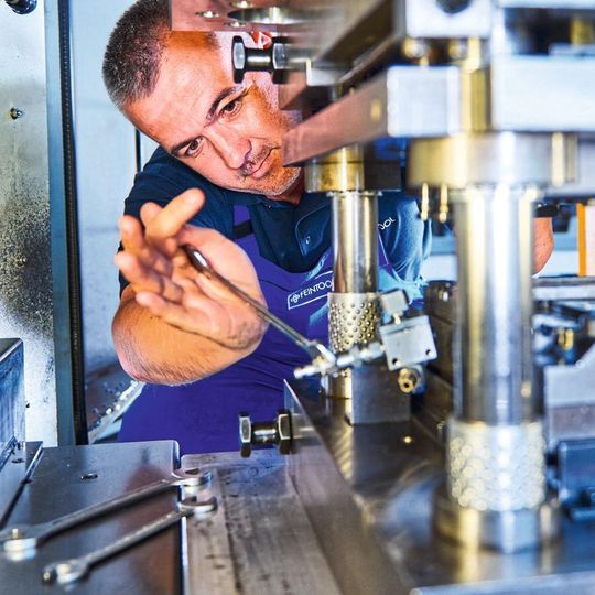 Feintool verzeichnete im ersten Halbjahr aufgrund der Covid-19-Pandemie einen markanten Umsatzrückgang. Aus heutiger Sicht werden für die zweite Jahreshälfte ein leicht höherer Umsatz und eine deutlich verbesserte Profitabilität erwartet. Feintool verzeichnete im ersten Halbjahr aufgrund der Covid-19-Pandemie einen markanten Umsatzrückgang. Aus heutiger Sicht werden für die zweite Jahreshälfte ein leicht höherer Umsatz und eine deutlich verbesserte Profitabilität erwartet.