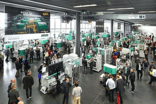 2019 war Corona noch kein Thema: Die rund 30 Exponate und Anwendungen im Kundencenter boten den Technologie-Tage-Besuchern einen Überblick über das Maschinen- und Verfahrensspektrum von Arburg. 2019 war Corona noch kein Thema: Die rund 30 Exponate und Anwendungen im Kundencenter boten den Technologie-Tage-Besuchern einen Überblick über das Maschinen- und Verfahrensspektrum von Arburg.