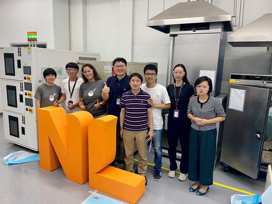 Kreislauferfolg in China: Das Covestro-Team freut sich über die Herstellung des neuen Logos für das niederländische Generalkonsulat in Guangzhou, weil es aus Altkunststoffen besteht. Kreislauferfolg in China: Das Covestro-Team freut sich über die Herstellung des neuen Logos für das niederländische Generalkonsulat in Guangzhou, weil es aus Altkunststoffen besteht.