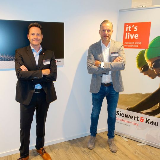 Die Geschäftsführer Markus Hollerbaum (l.) und Björn Siewert (S&K) begrüßen einige Teilnehmer in den neuen Büroräumen in Soest. Die Geschäftsführer Markus Hollerbaum (l.) und Björn Siewert (S&K) begrüßen einige Teilnehmer in den neuen Büroräumen in Soest.