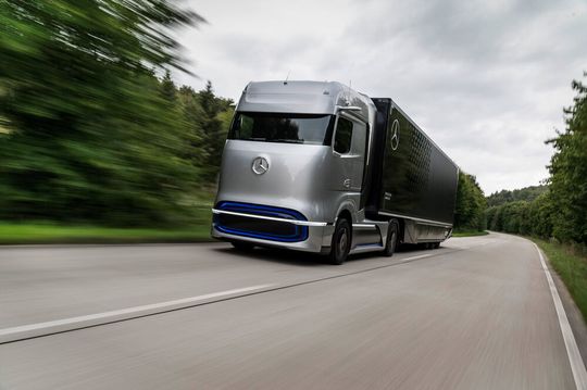 Mit der Entwicklung eines Brennstoffzellentrucks will Daimler auch den Ausbau der Wasserstoffinfrastruktur vorantreiben. Mit der Entwicklung eines Brennstoffzellentrucks will Daimler auch den Ausbau der Wasserstoffinfrastruktur vorantreiben.