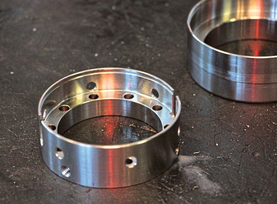 Kraus CNC-Metallbearbeitung fertigt dieses Drehteil mit Bohrungen. Kleine und mittlere Serien sind die Domäne der Oberpfälzer. Für Produktivität sorgen Werkzeuge von ZCC Cutting Tools. Kraus CNC-Metallbearbeitung fertigt dieses Drehteil mit Bohrungen. Kleine und mittlere Serien sind die Domäne der Oberpfälzer. Für Produktivität sorgen Werkzeuge von ZCC Cutting Tools.
