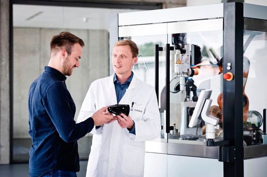 Mithilfe der neu gegründeten Plasmatreat-Academy will der Oberflächenvorbehandlungs-Spezialist Plasmatreat sein Know-how durch Fort- und Weiterbildungsangebote für Kunden, Lieferanten und Forschende weitergeben. Mithilfe der neu gegründeten Plasmatreat-Academy will der Oberflächenvorbehandlungs-Spezialist Plasmatreat sein Know-how durch Fort- und Weiterbildungsangebote für Kunden, Lieferanten und Forschende weitergeben.