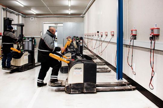 Den Herausforderungen der Kältelogistik begegnet Fronius Perfect Charging mit einer eigens für seine Batterieladegeräte Selectiva entwickelten „Cold Logistics Option“. Den Herausforderungen der Kältelogistik begegnet Fronius Perfect Charging mit einer eigens für seine Batterieladegeräte Selectiva entwickelten „Cold Logistics Option“.