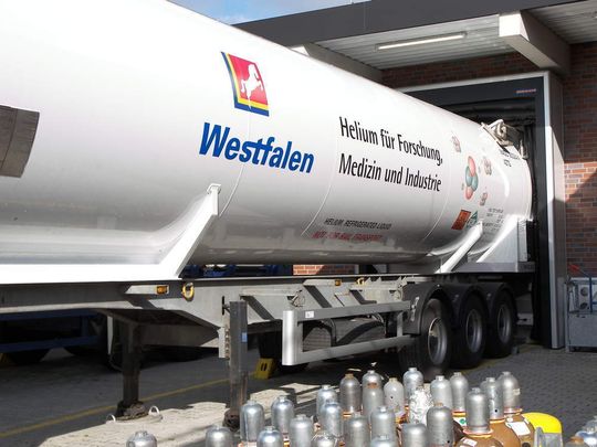 Flüssiges Helium muss in aufwändig isolierten Containern gelagert werden, damit die Verdunstung möglichst gering bleibt. Flüssiges Helium muss in aufwändig isolierten Containern gelagert werden, damit die Verdunstung möglichst gering bleibt.