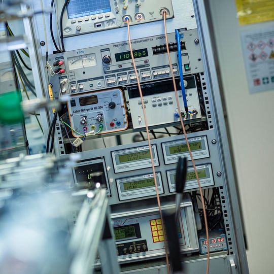 Diese Anlage misst die Dichte von Wasserstoff-Gemischen. Sie ist eine Eigenanfertigung des RUB-Lehrstuhls für Thermodynamik ist, an dem Grundlagenforschung zu Wasserstoff betrieben wird. Diese Anlage misst die Dichte von Wasserstoff-Gemischen. Sie ist eine Eigenanfertigung des RUB-Lehrstuhls für Thermodynamik ist, an dem Grundlagenforschung zu Wasserstoff betrieben wird.