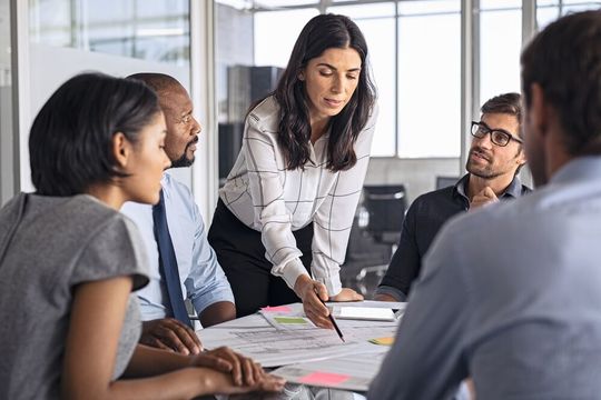 Die Arbeit in interdisziplinären Teams bringt für Führungskräfte einige Herausforderungen mit sich. Unser Tipp: Präsentieren Sie Ihr Projektvorhaben zunächst Ihrem Vorgesetzten, bevor Sie auf andere Abteilungen zugehen. Holen Sie sich seine Rückendeckung! Die Arbeit in interdisziplinären Teams bringt für Führungskräfte einige Herausforderungen mit sich. Unser Tipp: Präsentieren Sie Ihr Projektvorhaben zunächst Ihrem Vorgesetzten, bevor Sie auf andere Abteilungen zugehen. Holen Sie sich seine Rückendeckung!