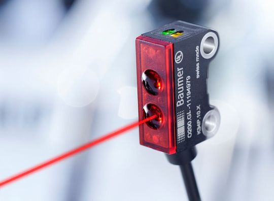 Die optischen Miniatursensoren O200 erkennen zuverlässig kleinste Objekte bis 0,05 mm. Die optischen Miniatursensoren O200 erkennen zuverlässig kleinste Objekte bis 0,05 mm.