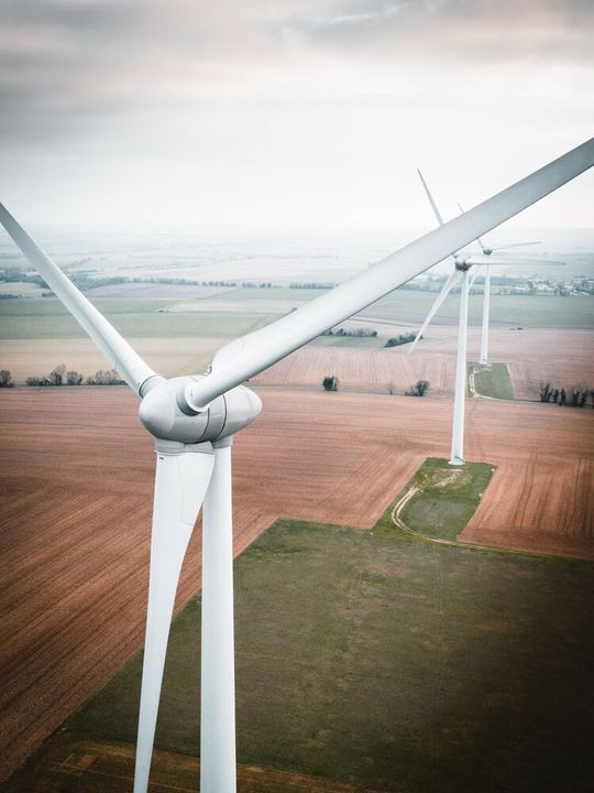 Ältere Windturbinen können oft nicht modernisiert werden, weil sich die Abstandsregelungen zu Ortschaften in den letzten Jahren verschärft haben. Ältere Windturbinen können oft nicht modernisiert werden, weil sich die Abstandsregelungen zu Ortschaften in den letzten Jahren verschärft haben.