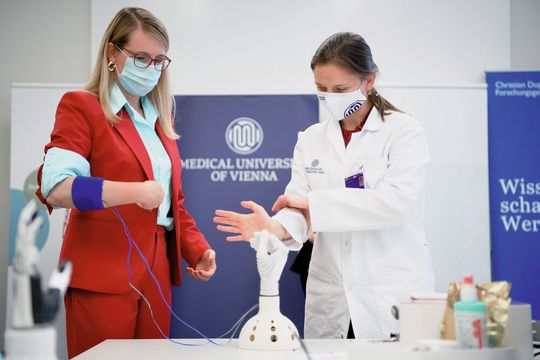 Die österreichische Bundesministerin Dr. Margarete Schramböck probiert die Michelangelo-Handprothese von Ottobock aus. Die österreichische Bundesministerin Dr. Margarete Schramböck probiert die Michelangelo-Handprothese von Ottobock aus.