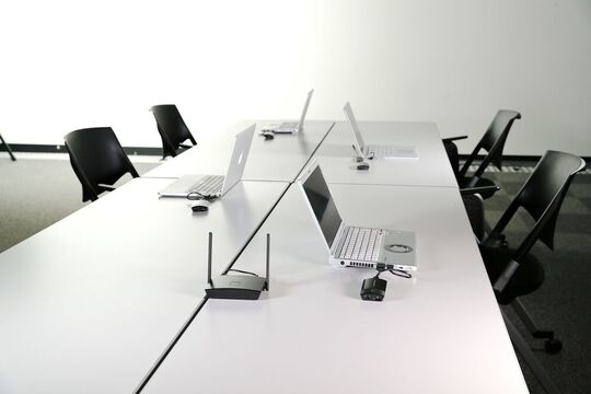 Con PressIT, le presentazioni nelle riunioni possono essere facilmente condivise in modalità wireless da qualsiasi schermo.