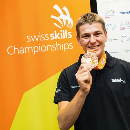 Le constructeur métallique genevois Romain Giuriani remporte le bronze aux SwissSkills 2020. Le constructeur métallique genevois Romain Giuriani remporte le bronze aux SwissSkills 2020.