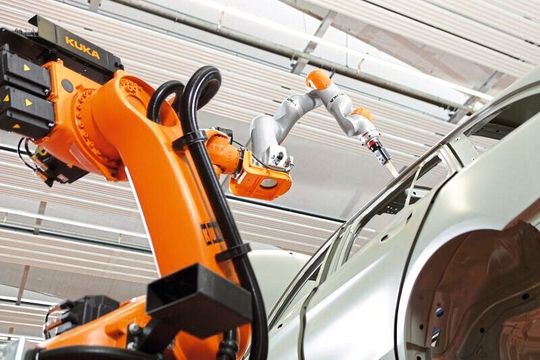 In den Fabriken der deutschen Wirtschaft sind rund dreimal so viele Industrie-Roboter im Einsatz wie in Italien, rund fünf Mal so viele wie in Frankreich und rund zehn Mal so viele wie in Großbritannien. In den Fabriken der deutschen Wirtschaft sind rund dreimal so viele Industrie-Roboter im Einsatz wie in Italien, rund fünf Mal so viele wie in Frankreich und rund zehn Mal so viele wie in Großbritannien.