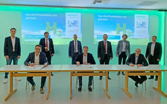 (v.l.n.r.): Reinwald Kleblein (SAG), Roland Schmidt (SAG), Nicolas Lahovnik (Bürgermeister WUN), Marco Krasser (Geschäftsfüher SWW Wunsiedel), Dr. Thilo Rießner (Geschäftsführer WUN H2), Andreas Schmuderer (SAG), Dr. Rainer Saliger (SAG), Dr. Philipp Matthes (Geschäftsführer WUN H2), Dr. Koch (SAG)