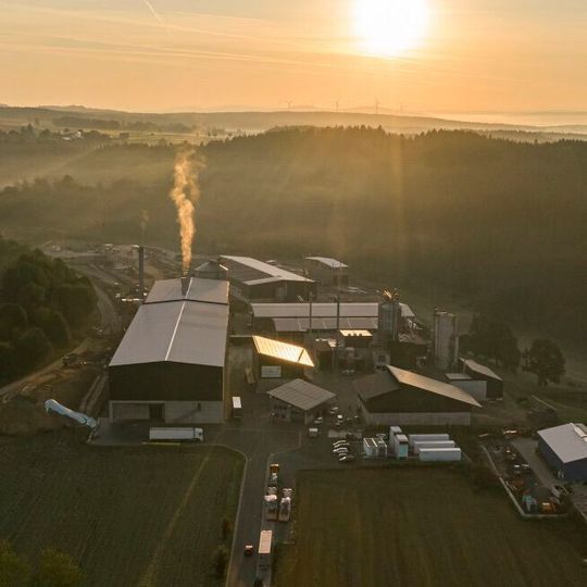 Die Elektrolyse-Anlage wird am Wunsiedler Energiepark in unmittelbarer Nähe zu einem bereits in Betrieb befindlichen Batteriespeicher von Siemens errichtet. Die Elektrolyse-Anlage wird am Wunsiedler Energiepark in unmittelbarer Nähe zu einem bereits in Betrieb befindlichen Batteriespeicher von Siemens errichtet.