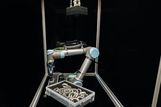Mithilfe von Bin Picking ist es möglich, den Inhalt von Kisten und Paletten automatisch von Robotern auszuräumen oder bestücken zu lassen. Mithilfe von Bin Picking ist es möglich, den Inhalt von Kisten und Paletten automatisch von Robotern auszuräumen oder bestücken zu lassen.