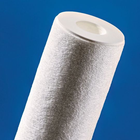 Die neue AS-Tiefenfilterkerze von Wolftechnik ist eine hochvoluminöse Klassifikationskerze mit von außen nach innen gleichbleibender Porenstruktur. Der besondere 3-DTiefenfilter-Aufbau besteht aus gerollten Filterlagen und sichert reproduzierbare Filtrationseigenschaften für hochwertige Anwendungen. Die neue AS-Tiefenfilterkerze von Wolftechnik ist eine hochvoluminöse Klassifikationskerze mit von außen nach innen gleichbleibender Porenstruktur. Der besondere 3-DTiefenfilter-Aufbau besteht aus gerollten Filterlagen und sichert reproduzierbare Filtrationseigenschaften für hochwertige Anwendungen.