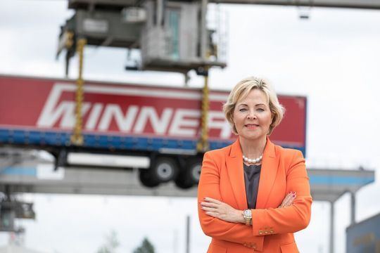 Gudrun Winner-Athens wird Anfang Dezember 2020 in die virtuelle Ruhmeshalle „Logistics Hall of Fame“ einziehen. Gudrun Winner-Athens wird Anfang Dezember 2020 in die virtuelle Ruhmeshalle „Logistics Hall of Fame“ einziehen.