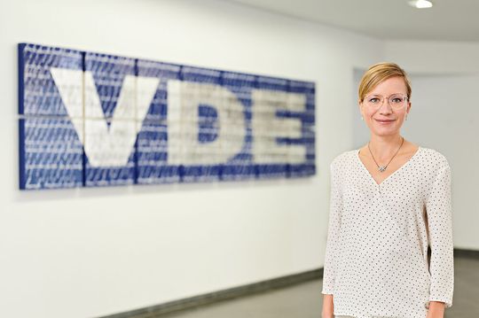 Dr. Birgit Habenstein übernimmt die Geschäftsführung der Deutschen Gesellschaft für Biomedizinische Technik im VDE (VDE DGBMT). Dr. Birgit Habenstein übernimmt die Geschäftsführung der Deutschen Gesellschaft für Biomedizinische Technik im VDE (VDE DGBMT).