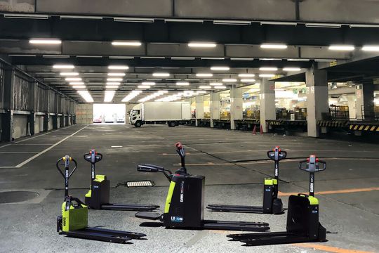 Clark hat die Produktpalette um weitere Niederhubwagen mit Li-Ion-Batterie erweitert. Clark hat die Produktpalette um weitere Niederhubwagen mit Li-Ion-Batterie erweitert.