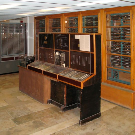 Aufnahme der Zuse Z4 im Deutschen Museum in München. Die Z4 wurde von 1942 bis 1945 in Berlin gebaut und gilt als der heute älteste überlebende Rechner aus der Frühzeit des digitalen Computings. Aufnahme der Zuse Z4 im Deutschen Museum in München. Die Z4 wurde von 1942 bis 1945 in Berlin gebaut und gilt als der heute älteste überlebende Rechner aus der Frühzeit des digitalen Computings.