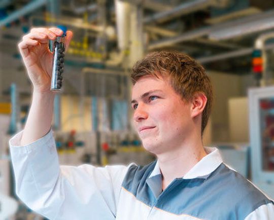 CO2-Emissionen bei der Stahlproduktion drastisch verringerbar! Das klappt mit der wasserstoffbasierten Direktreduktion, sind sich nicht nur die Forscher am Fraunhofer-Institut für Keramische Technologien und Systeme (IKTS) in Dresden, sicher. CO2-Emissionen bei der Stahlproduktion drastisch verringerbar! Das klappt mit der wasserstoffbasierten Direktreduktion, sind sich nicht nur die Forscher am Fraunhofer-Institut für Keramische Technologien und Systeme (IKTS) in Dresden, sicher.