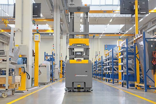 Der EKS215a, ein fahrerlos agierender Vertikalkommissionierer mit 1,5 t Tragkraft, kann Paletten dank Lasernavigation präzise andienen. Der EKS215a, ein fahrerlos agierender Vertikalkommissionierer mit 1,5 t Tragkraft, kann Paletten dank Lasernavigation präzise andienen.