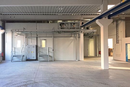 Außenansicht der Lackierkabine mit Fördersystem zum Trockner: Die neue Anlage bei Steinlen Elektromaschinenbau kommt mit wenig Platz aus. Außenansicht der Lackierkabine mit Fördersystem zum Trockner: Die neue Anlage bei Steinlen Elektromaschinenbau kommt mit wenig Platz aus.
