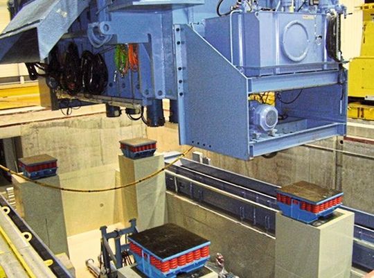 Hier sieht man zwar nicht die Arisa-Presse, aber ein ähnliches System beim Absenken auf die KTI-Federlager, die mit selbsthaftenden Befestigungsplatten ausgestattet sind.