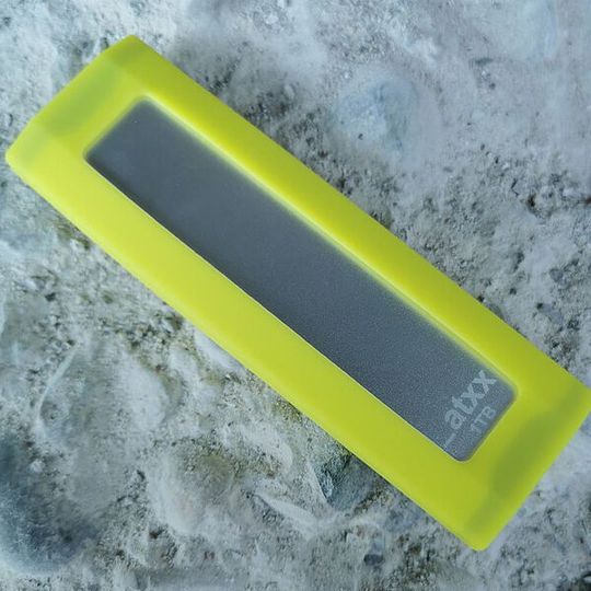 ATXX’ kompakte externe SSD speichert bis zu 1 Terabyte an Daten. ATXX’ kompakte externe SSD speichert bis zu 1 Terabyte an Daten.