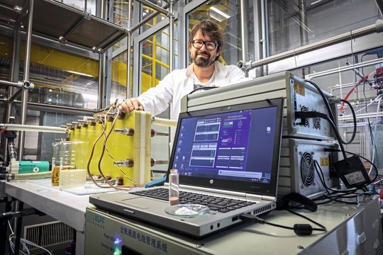 TU Graz-Forscher Stefan Spirk hat einen Weg gefunden, flüssige Elektrolyte in Redox-Flow-Batterien durch Vanillin zu ersetzen. TU Graz-Forscher Stefan Spirk hat einen Weg gefunden, flüssige Elektrolyte in Redox-Flow-Batterien durch Vanillin zu ersetzen.