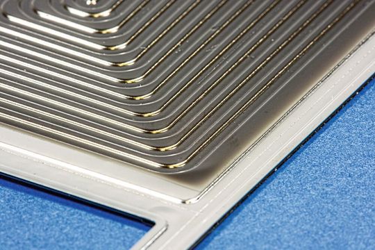 Die etwa 50 bis 100 µm dünnen Stahlbleche werden mit einer nur wenige Nanometer dünnen graphit-ähnlichen Schicht überzogen.