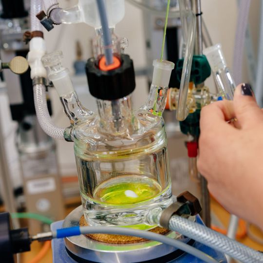 Prof. Dr. Matthias Bauer von der Universität Paderborn erforscht in einem vom Bundesministerium für Bildung und Forschung geförderten Projekt, wie Wasserstoff mithilfe von Sonnenlicht erzeugt werden kann. Prof. Dr. Matthias Bauer von der Universität Paderborn erforscht in einem vom Bundesministerium für Bildung und Forschung geförderten Projekt, wie Wasserstoff mithilfe von Sonnenlicht erzeugt werden kann.